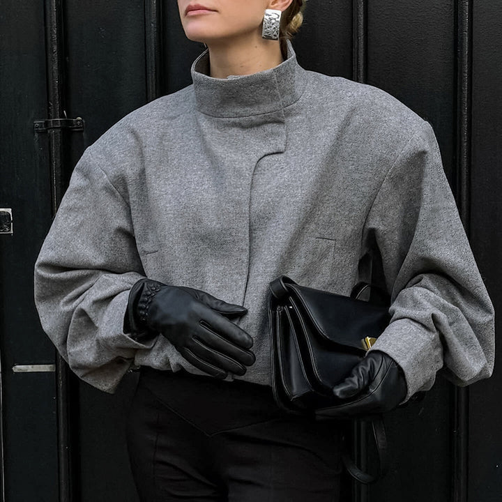 Damska modistisk oversized jacka med hög krage och innovativ design Mirla-Eva Jonsson