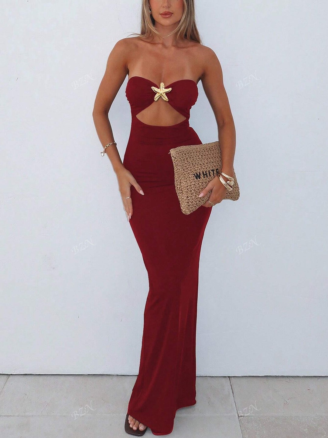 Damska omlottklänning med spännande cut-out och glamourös detalj Mirla-Eva Jonsson