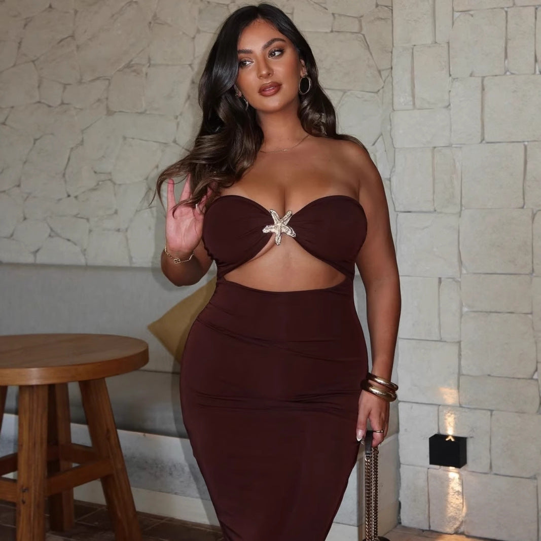 Damska omlottklänning med spännande cut-out och glamourös detalj Mirla-Eva Jonsson