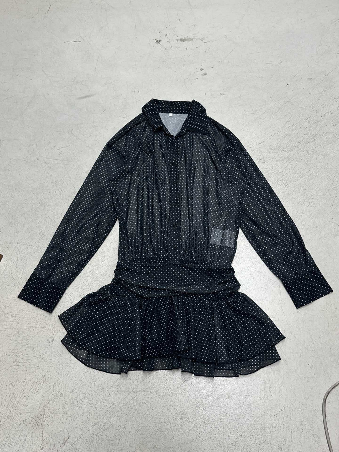 Damska prickig klänning med voluminösa ruffle detaljer och transparenta ärmar Mirla-Eva Jonsson