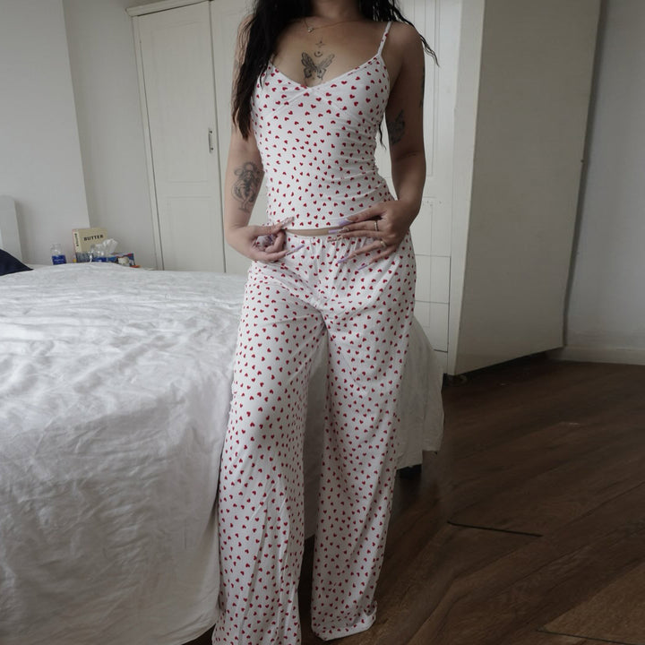 Damska pyjamaset med romantiskt hjärmönster och mjukt tyg Mirla-Eva Jonsson