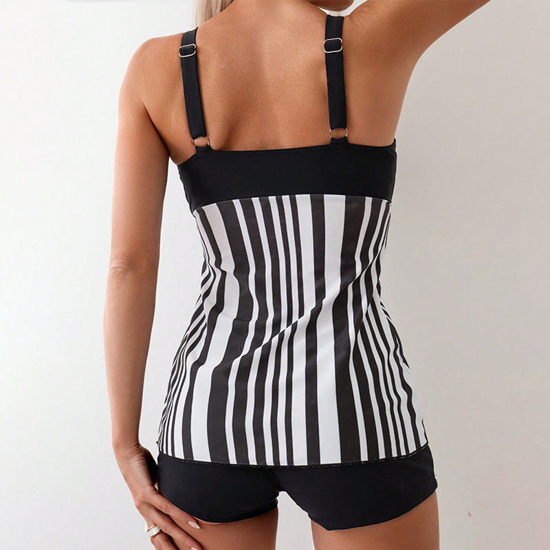Damska tankini-set med modernt randmönster och figursmickrande överdel Mirla-Eva Jonsson