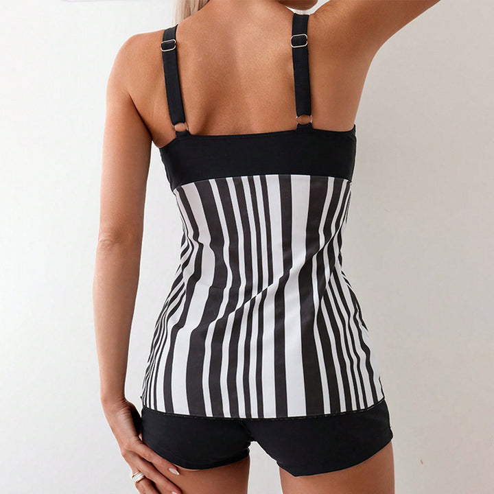 Damska tankini-set med modernt randmönster och figursmickrande överdel Mirla-Eva Jonsson