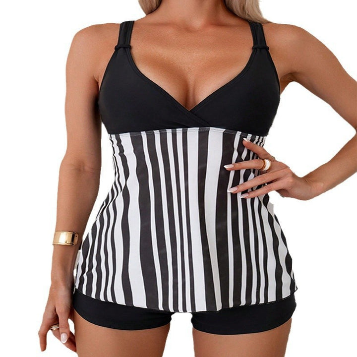 Damska tankini-set med modernt randmönster och figursmickrande överdel Mirla-Eva Jonsson