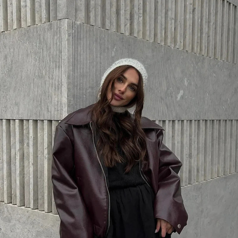 Damske oversized konstläderjacka med bred krage och dragkedja Mirla-Eva Jonsson