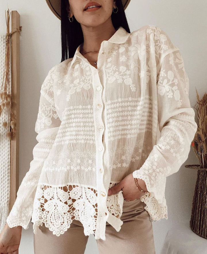 Damskjorta med blommig broderi och dekorativt spets Mirla-Eva Jonsson