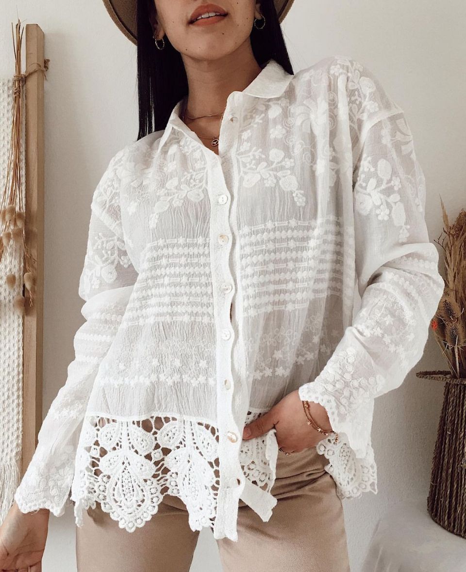 Damskjorta med blommig broderi och dekorativt spets Mirla-Eva Jonsson
