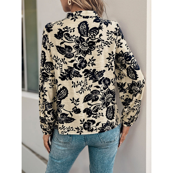 Damskjorta med blommotiver och elegant rynkning Mirla-Eva Jonsson
