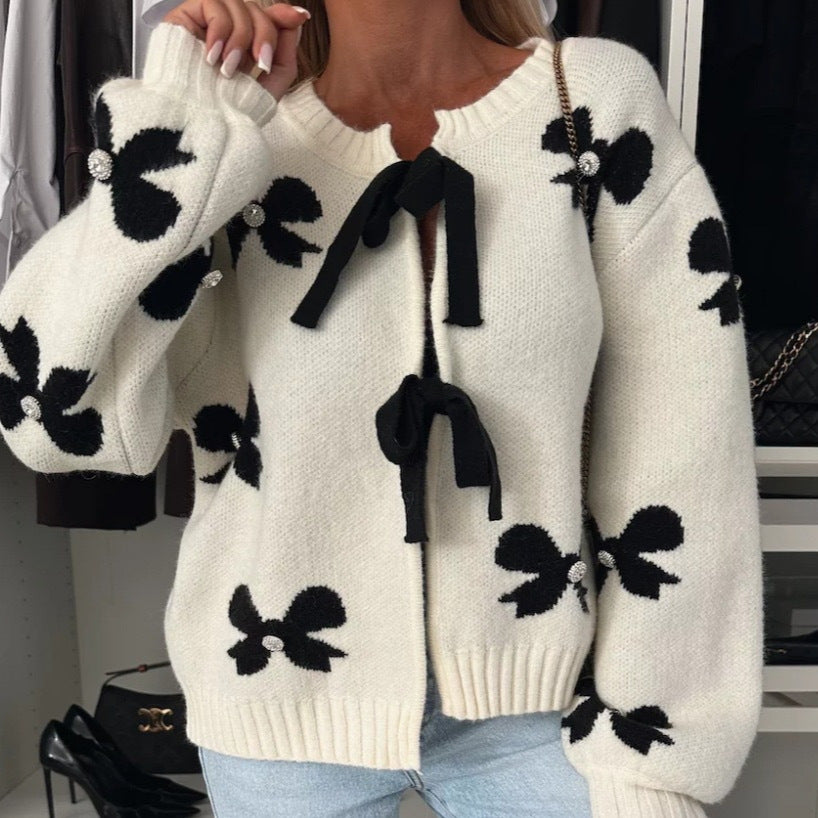 Damskjorta med dekorativa rosetter och glänsande accenter Eva Jonsson-Eva Jonsson