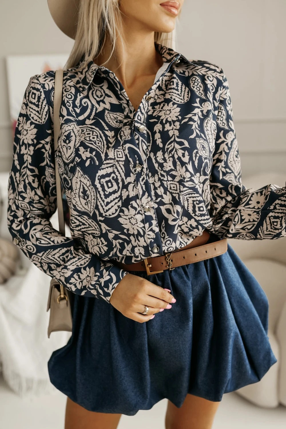 Damskjorta med ormdesign och elegant passform Mirla-Eva Jonsson