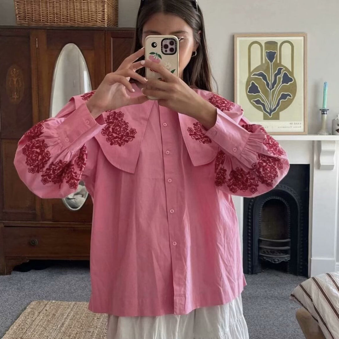 Damskjorta med voluminös krage och blommigt broderidesign Mirla-Eva Jonsson