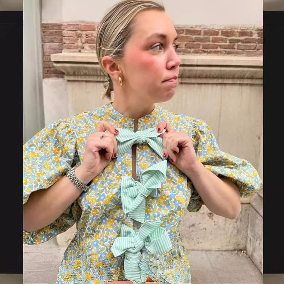 Damskjorta med voluminösa ärmar och blommönster Mirla-Eva Jonsson
