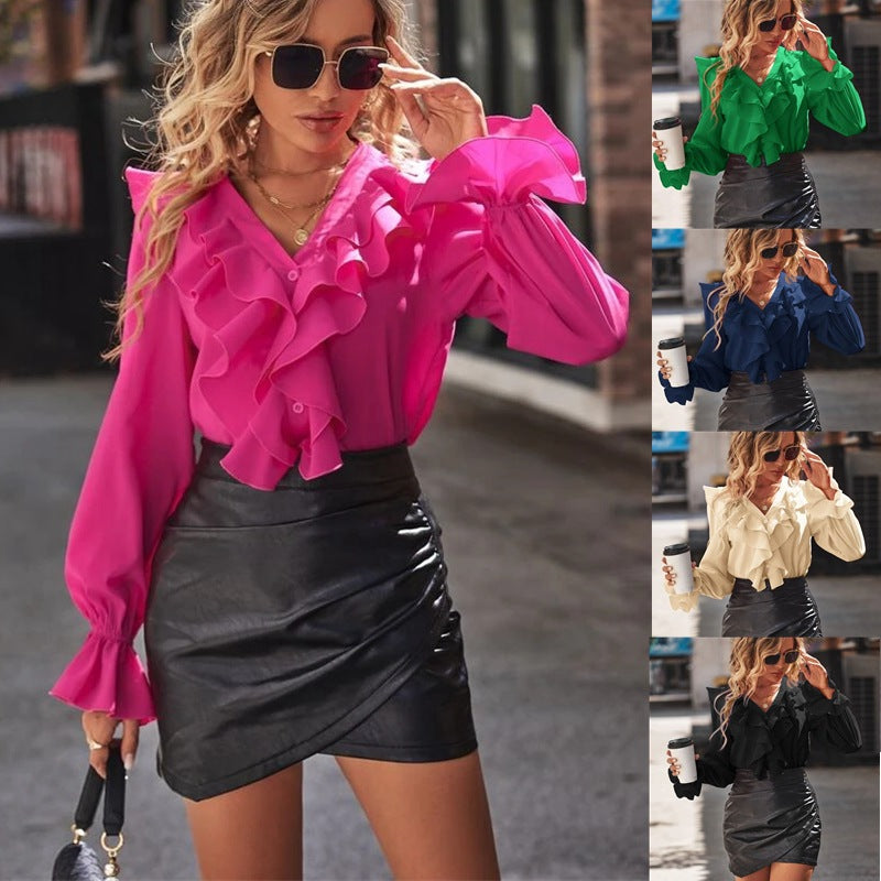 Damskjorta med voluminösa ruffle-detaljer och elegant V-hals Mirla-Eva Jonsson