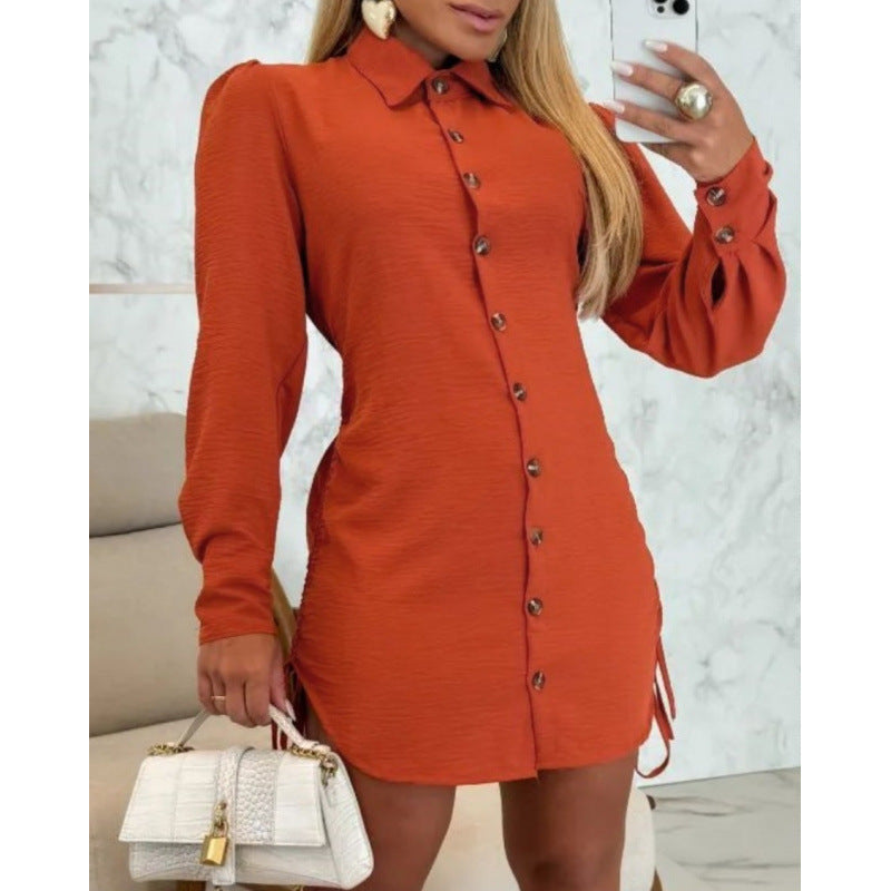 Damsknappskjol klänning i feminin passform med volangdetaljer Mirla-Eva Jonsson