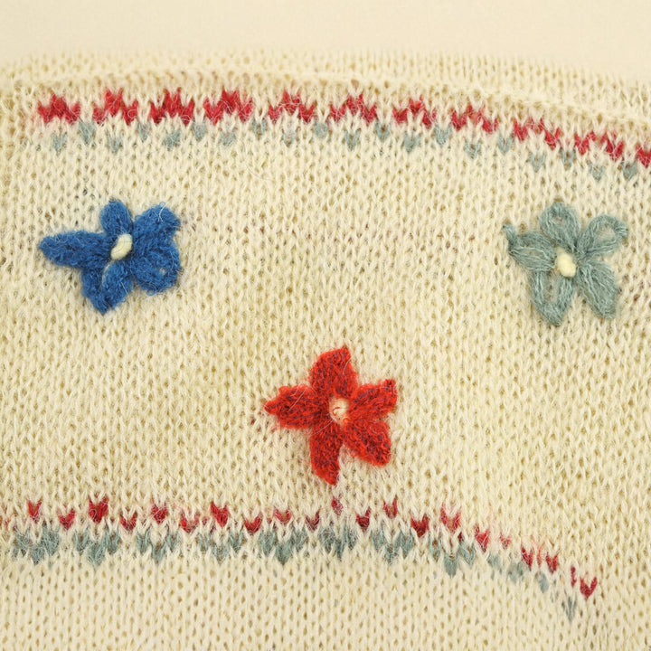 Damsko kofta med blommiga detaljer och knapplist Mirla-Eva Jonsson