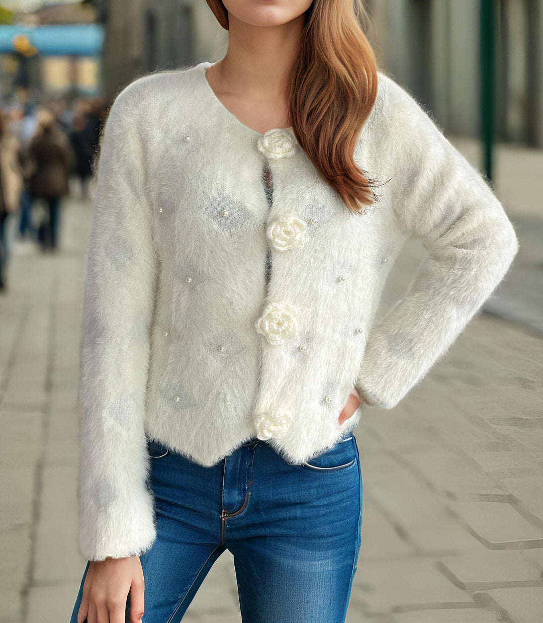 Damsko stickad jacka med florala applikationer och pärlprydd detalj Mirla-Eva Jonsson