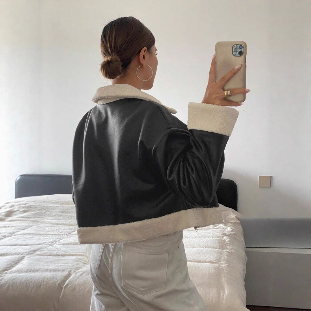 Damskon konstläderjacka i modern biker-stil med fuskpälskrage och korta ärmar Mirla-Eva Jonsson