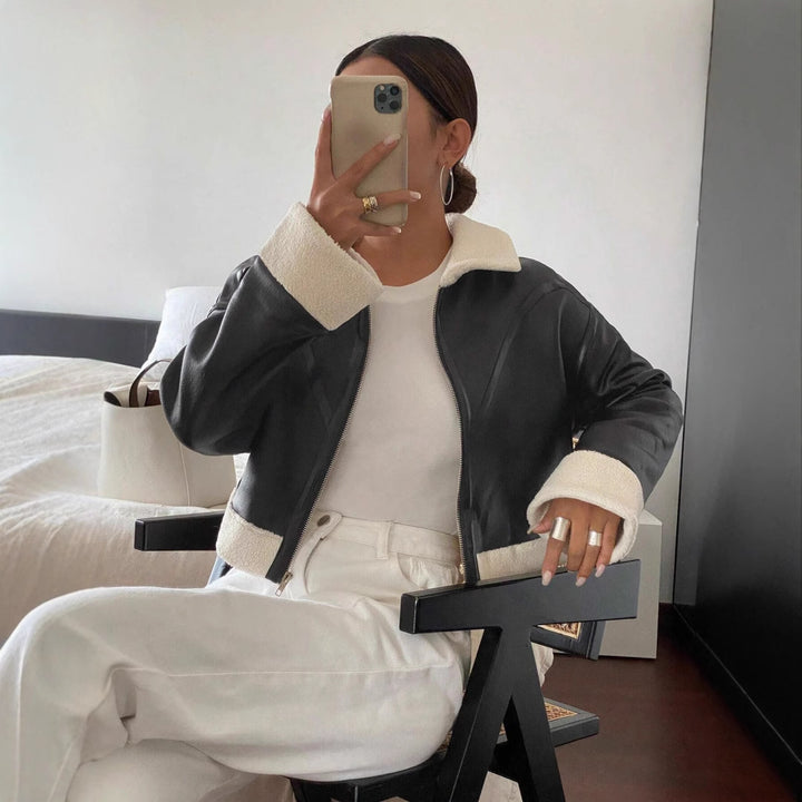 Damskon konstläderjacka i modern biker-stil med fuskpälskrage och korta ärmar Mirla-Eva Jonsson