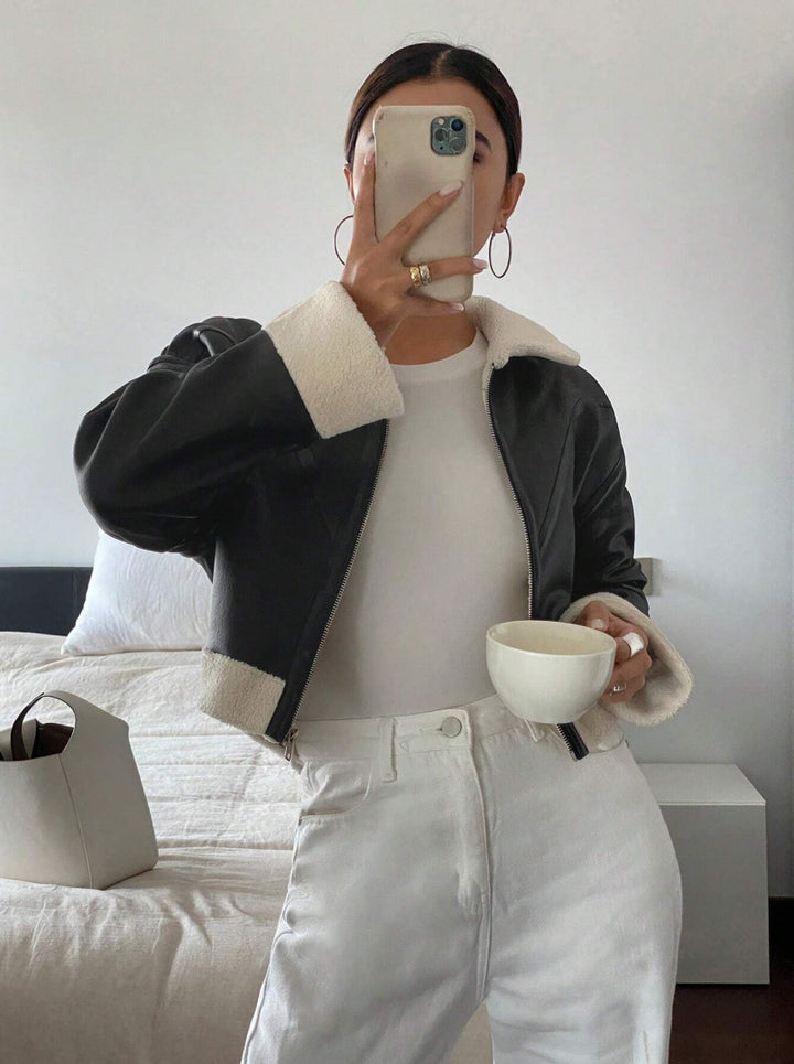 Damskon konstläderjacka i modern biker-stil med fuskpälskrage och korta ärmar Mirla-Eva Jonsson