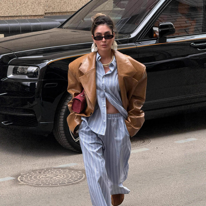 Damskonstläderjacka i oversized stil med strukturerade detaljer Mirla-Eva Jonsson