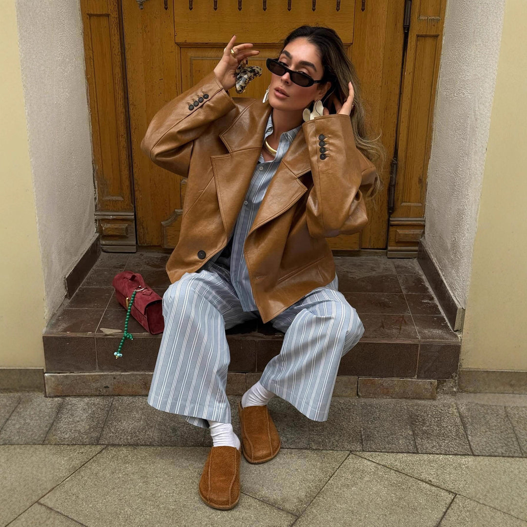 Damskonstläderjacka i oversized stil med strukturerade detaljer Mirla-Eva Jonsson