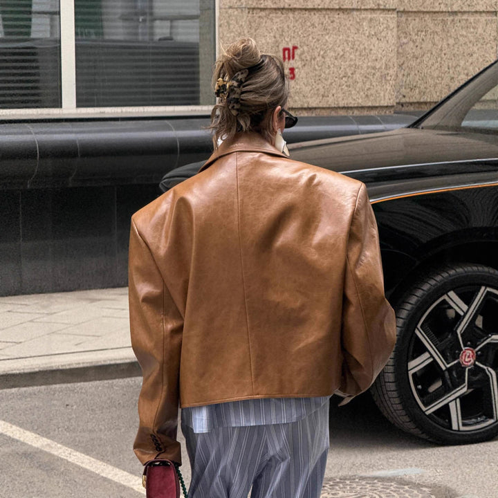 Damskonstläderjacka i oversized stil med strukturerade detaljer Mirla-Eva Jonsson