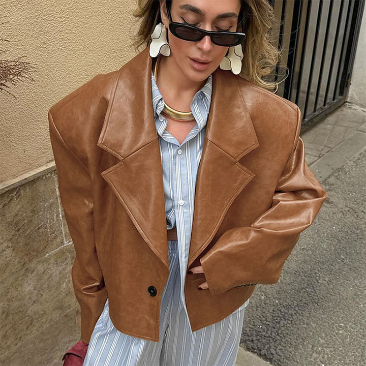 Damskonstläderjacka i oversized stil med strukturerade detaljer Mirla-Eva Jonsson