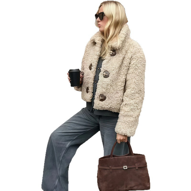 Damskonstpälsjacka i modecroppad design med dekorativa knappar Mirla-Eva Jonsson