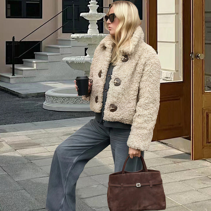 Damskonstpälsjacka i modecroppad design med dekorativa knappar Mirla-Eva Jonsson