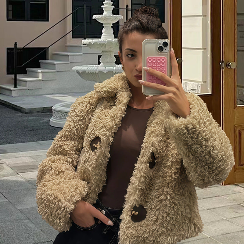 Damskonstpälsjacka i modecroppad design med dekorativa knappar Mirla-Eva Jonsson