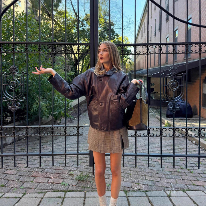 Damskortsjacka i konstläder med strukturerad design Mirla-Eva Jonsson