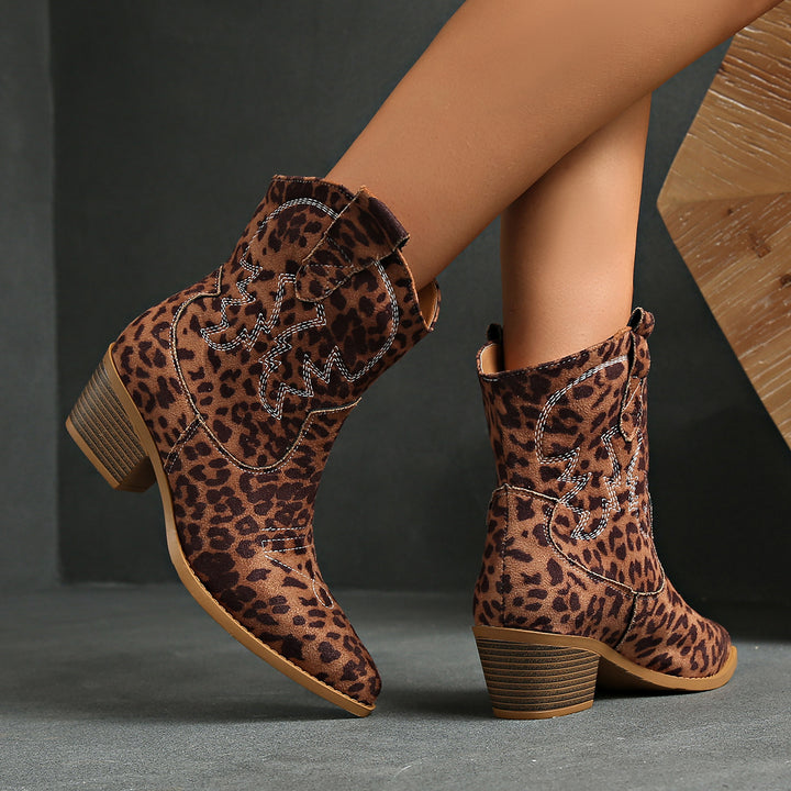Damskortstövlar i trendig leopardlook med dekorativ broderi Mirla-Eva Jonsson