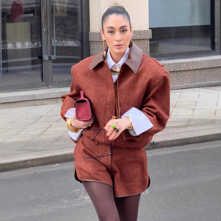 Damskt modernt blazer- och shortset med strukturerat yttertyg Mirla-Eva Jonsson