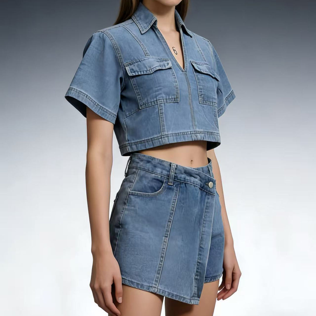 Damskt modernt cropped skjorta med påsydda fickor och avslappnade shorts Mirla-Eva Jonsson