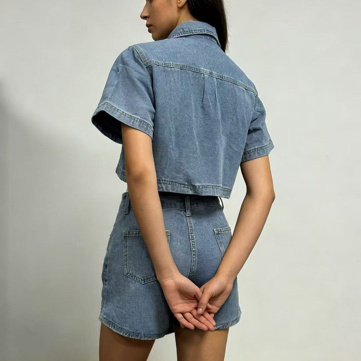 Damskt modernt cropped skjorta med påsydda fickor och avslappnade shorts Mirla-Eva Jonsson