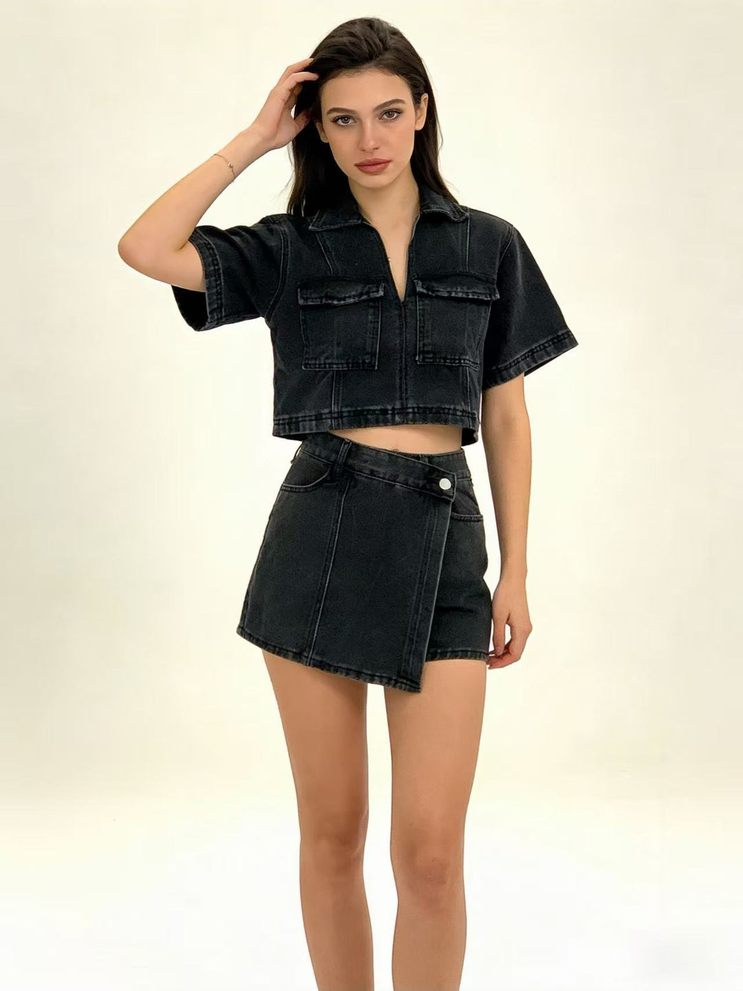 Damskt modernt cropped skjorta med påsydda fickor och avslappnade shorts Mirla-Eva Jonsson