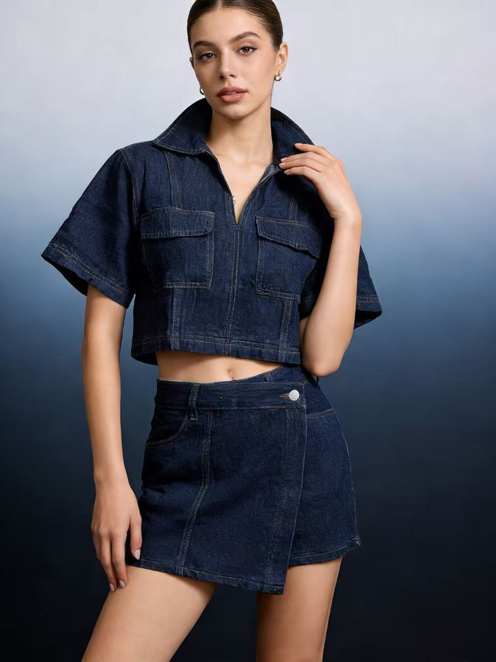 Damskt modernt cropped skjorta med påsydda fickor och avslappnade shorts Mirla-Eva Jonsson
