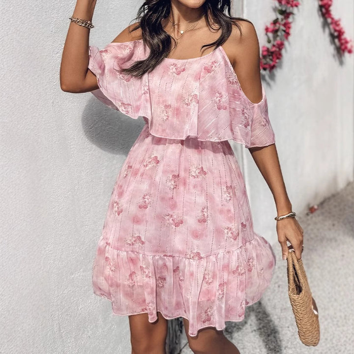 Damsom flödande sommarklänning med kall axeldesign och volangdetaljer Mirla-Eva Jonsson