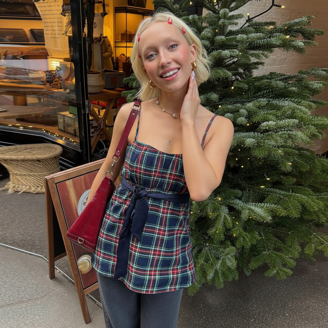 Damsommarigt axelbandsklänning med elegant rosettdekoration Mirla-Eva Jonsson