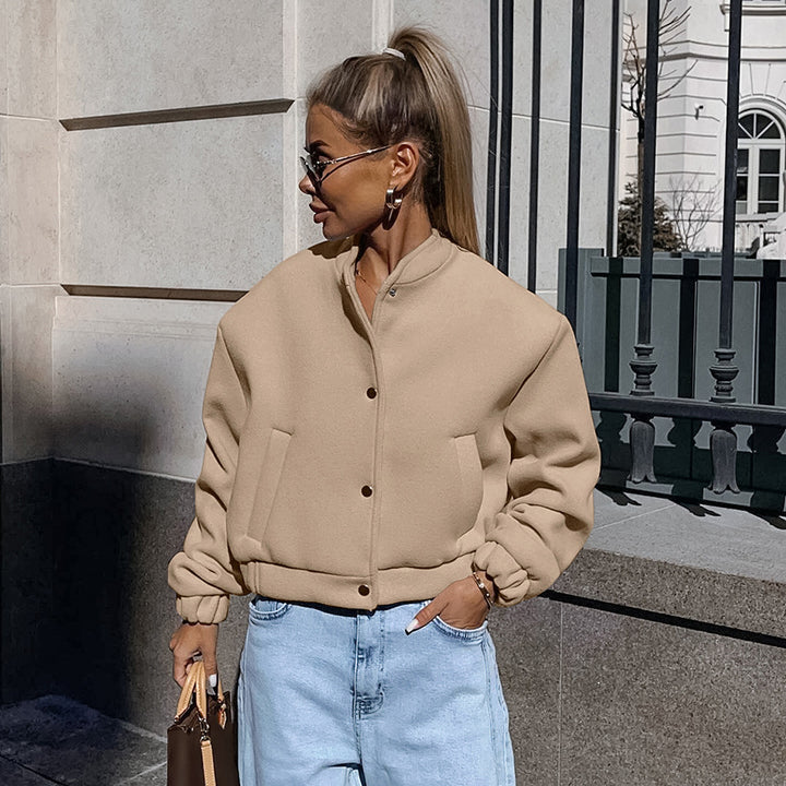 Damsportig cropped jacka med praktiska fickor och högkvalitativt material Mirla-Eva Jonsson