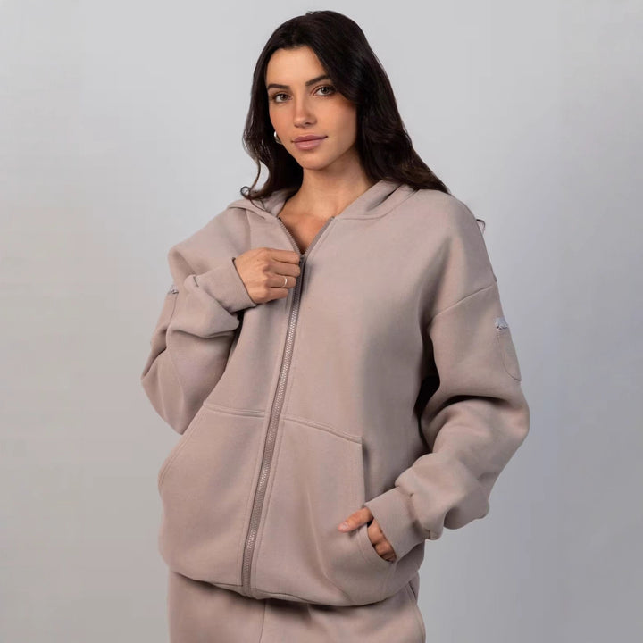Damsportig fleece-joggingdräkt med hög krage och elastisk midja Mirla-Eva Jonsson