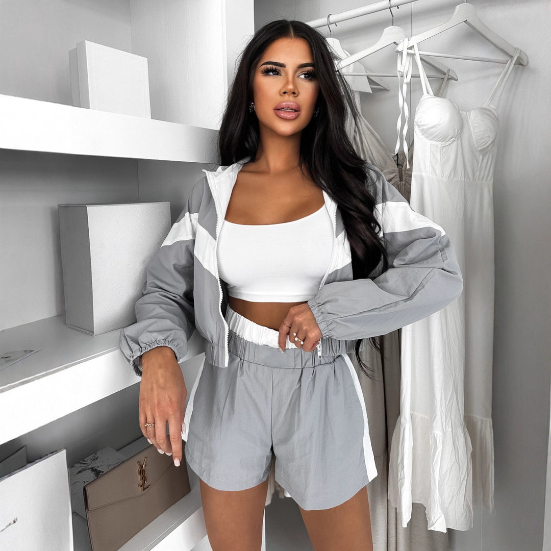 Damsportig topp och shorts set med andningsbart material och elastiskt midjeband Mirla-Eva Jonsson