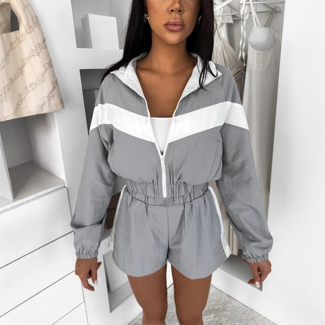 Damsportig topp och shorts set med andningsbart material och elastiskt midjeband Mirla-Eva Jonsson