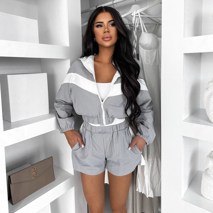 Damsportig topp och shorts set med andningsbart material och elastiskt midjeband Mirla-Eva Jonsson