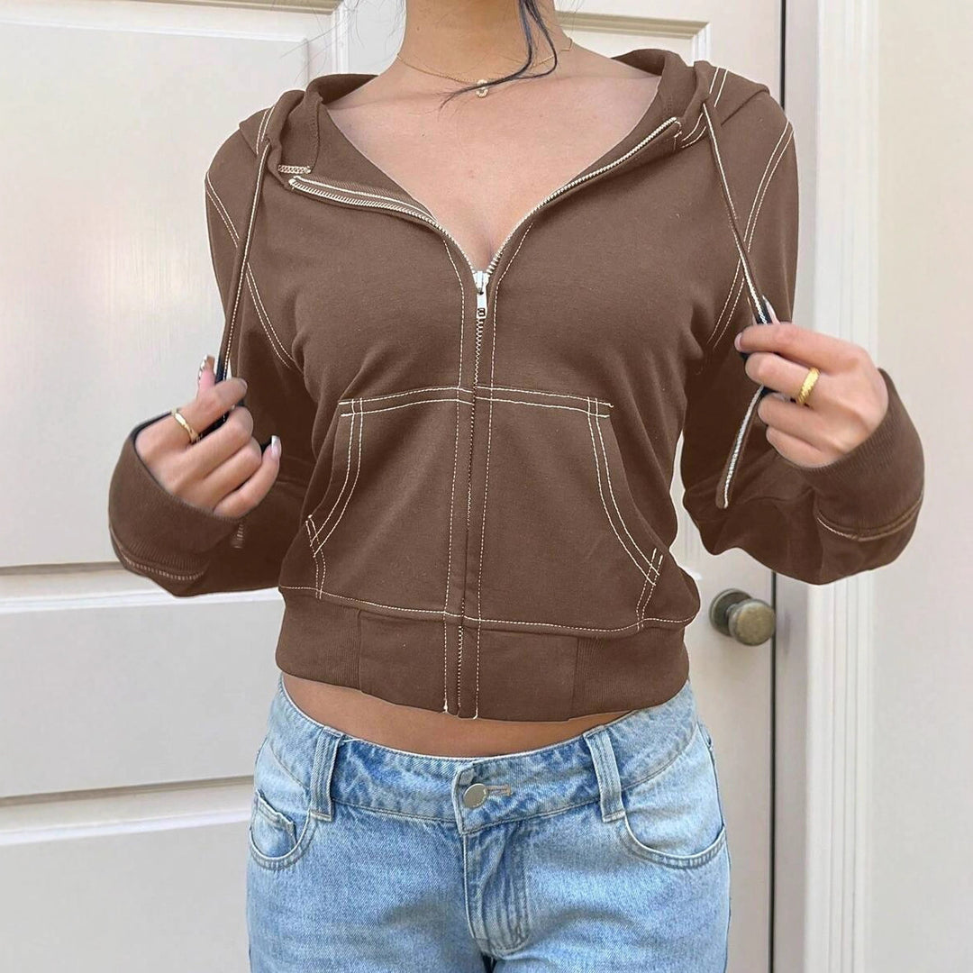 Damsportig zip-hoodie med cropped snitt och kontrasterande sömmar Mirla-Eva Jonsson