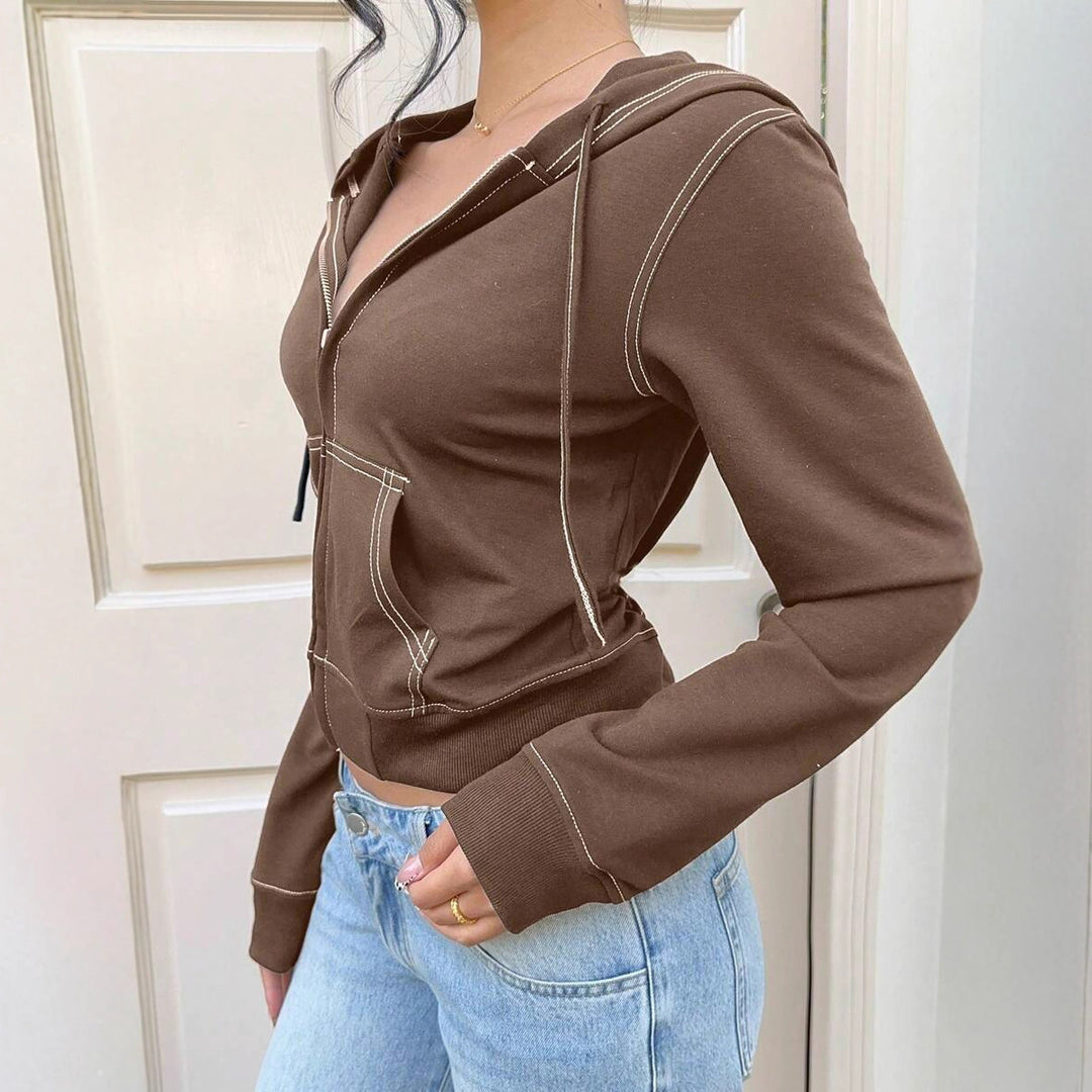 Damsportig zip-hoodie med cropped snitt och kontrasterande sömmar Mirla-Eva Jonsson