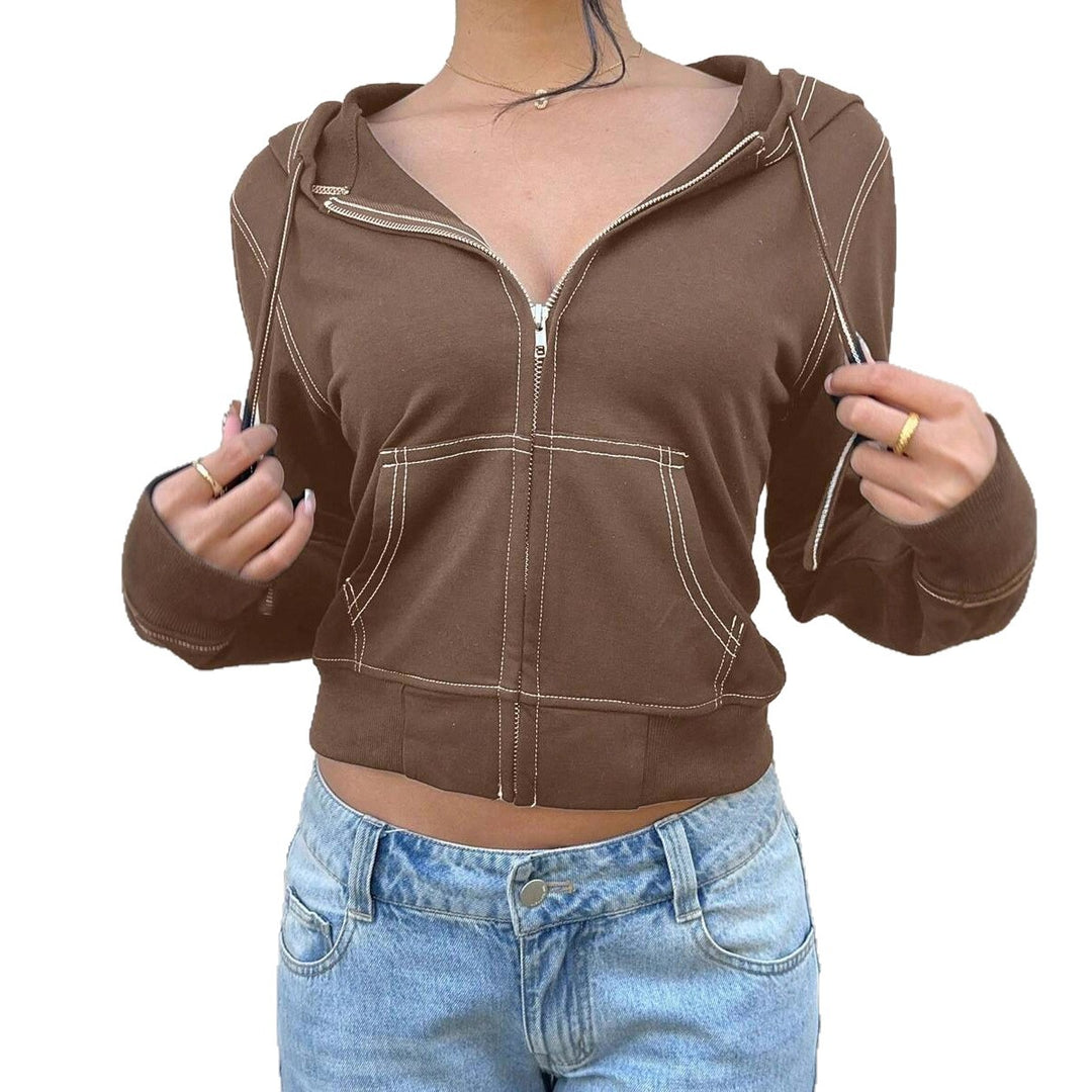 Damsportig zip-hoodie med cropped snitt och kontrasterande sömmar Mirla-Eva Jonsson