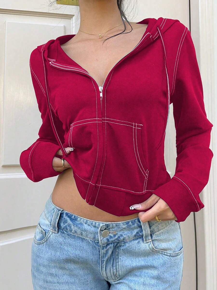 Damsportig zip-hoodie med cropped snitt och kontrasterande sömmar Mirla-Eva Jonsson