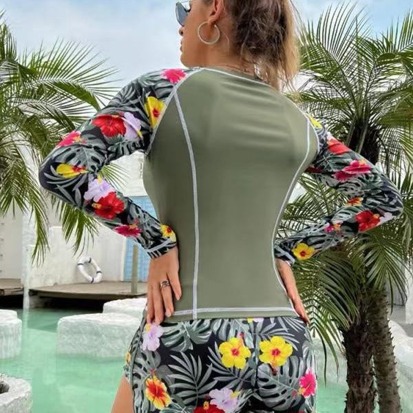 Damsportigt badklädesset med UV-skydd och blommiga mönster Mirla-Eva Jonsson