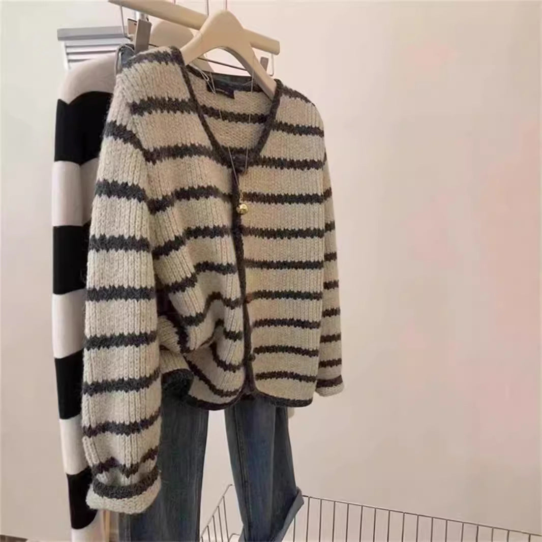 Damsstickad Jacka I Boho-Stil med Knäppning och Breda Ärmar Mirla-Eva Jonsson